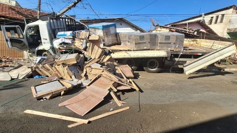 Motorista perde controle de direção e caminhão atinge carros e poste