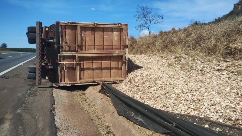 Caminhão com serragem tomba na região