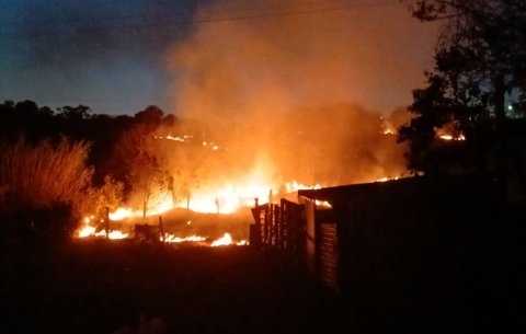 Incêndio atinge área de pasto em Botucatu
