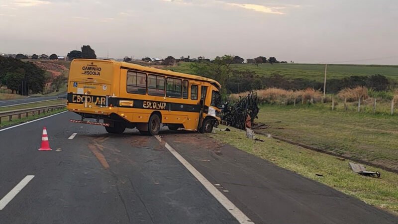 Motorista erra condução e ônibus escolar colide contra caminhão
