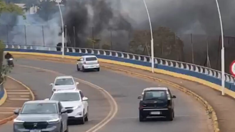 Botucatu: incêndio provoca estragos em vegetação na linha férrea