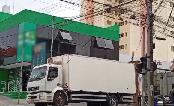 Caminhão enrosca em fiação e tem princípio de incêndio