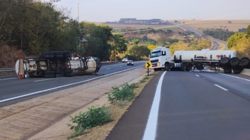 Carreta com 35 mil litros de etanol tomba em rodovia da região
