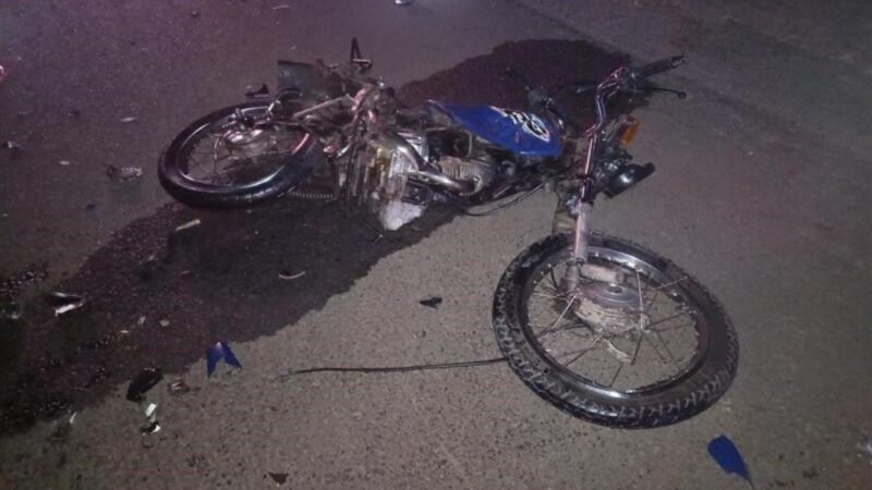 Motociclista morre ao ser atingido por caminhão e ônibus após queda
