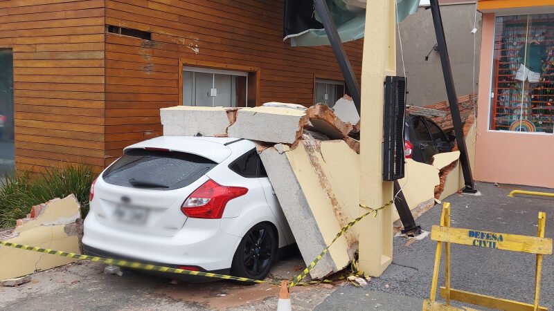 Muro de loja cai sobre carros no centro de Botucatu