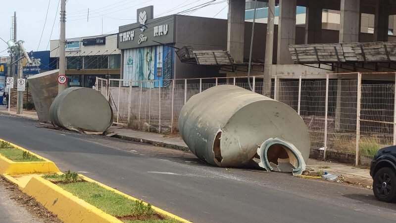 Botucatu: vendaval derruba caixas d’água de prédio abandonado