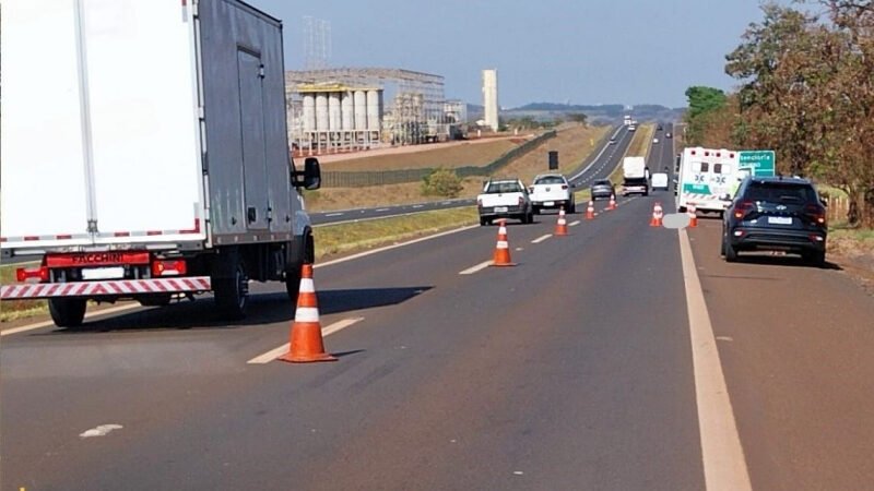 Ciclista morre ao ser atingido por caminhão durante treino