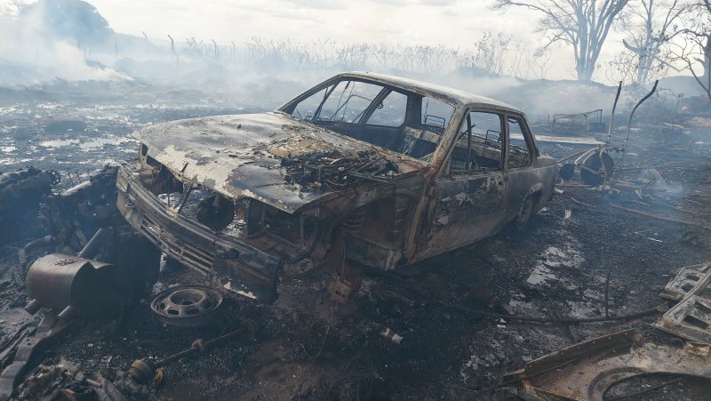 Incêndio destrói veículos em depósito de materiais recicláveis