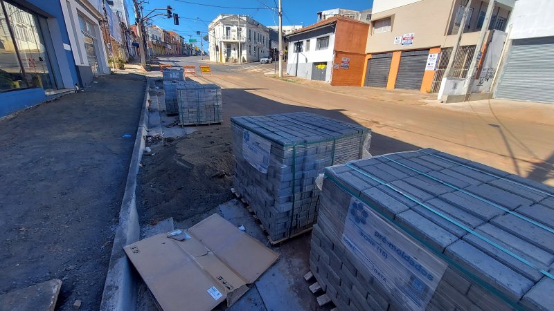 Prefeitura continua com obras de revitalização da Floriano Peixoto