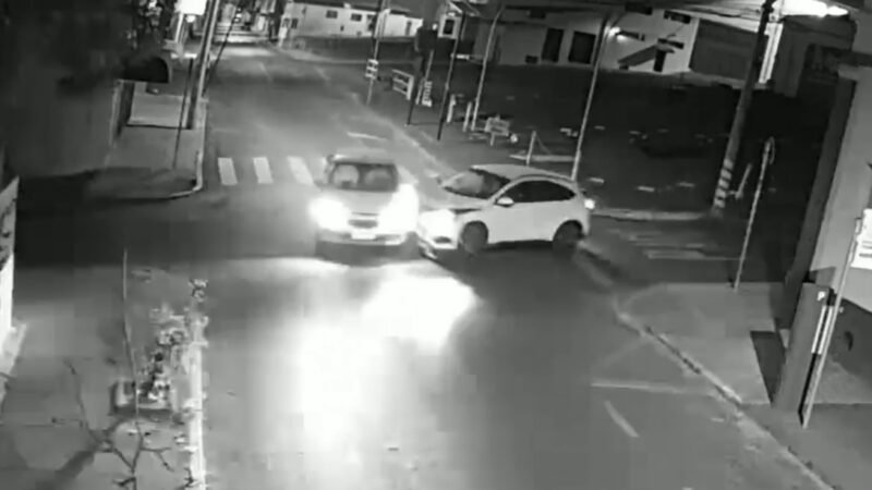 Motorista não respeita sinalização e provoca colisão