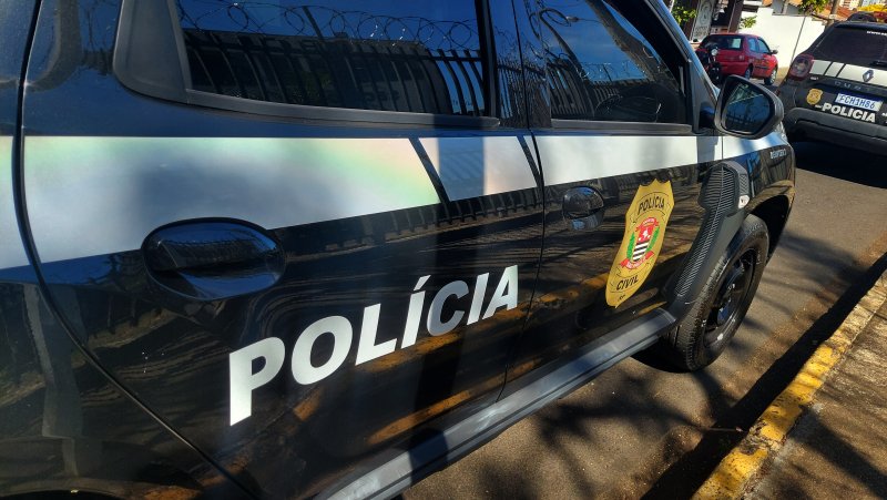 Idosa acamada é resgatada vítima de maus-tratos; sobrinha agride policiais e acaba presa