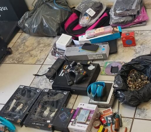 Homem acusado de furtar residências é flagrado enquanto “descansava” na calçada