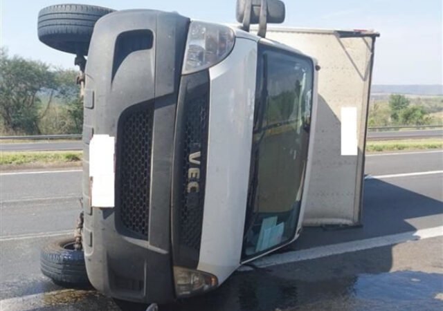 Motorista perde direção e caminhão tomba na Castello Branco