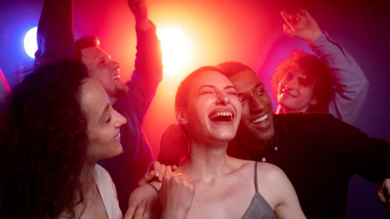 Frequentar eventos presenciais aumenta bem-estar e emoções positivas