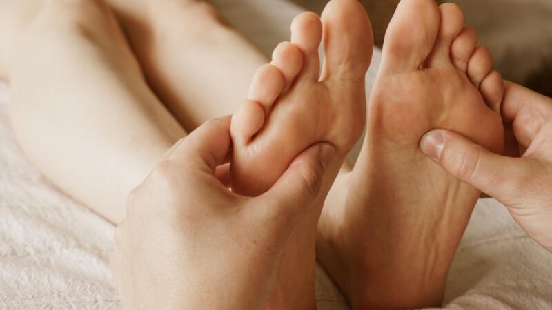 Por que cuidar dos pés é essencial para o bem-estar do corpo todo