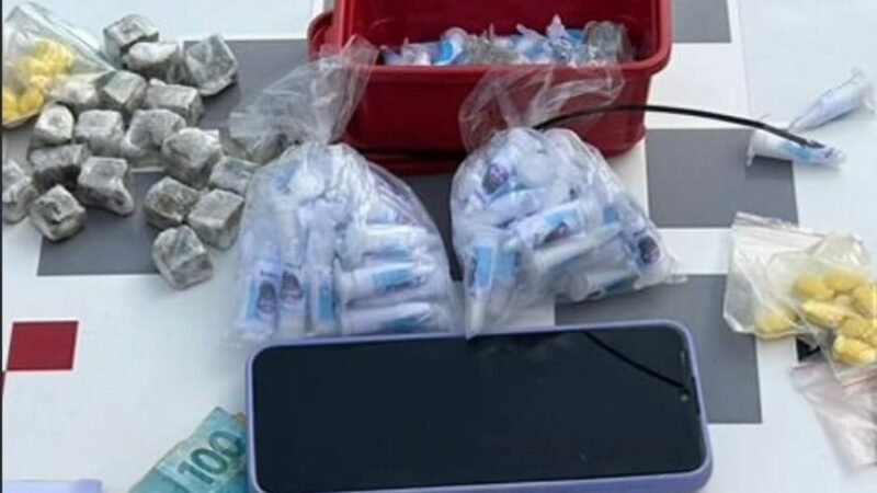 Mulher tenta fugir de viatura da PM e acaba presa por tráfico