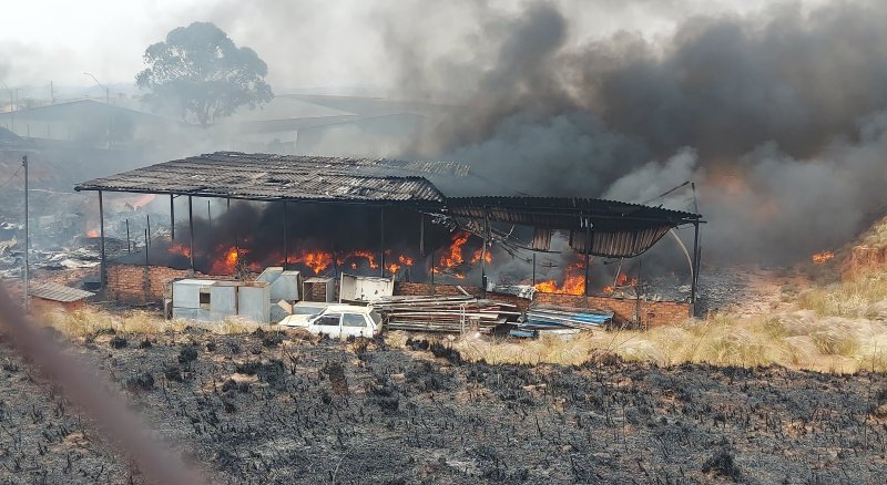 Incêndio destrói barracão no Distrito Industrial 3
