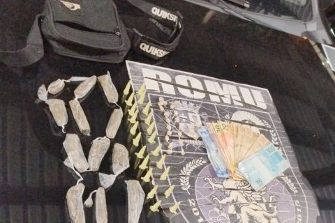 Homem joga bolsa com drogas e dinheiro para evitar flagrante de tráfico