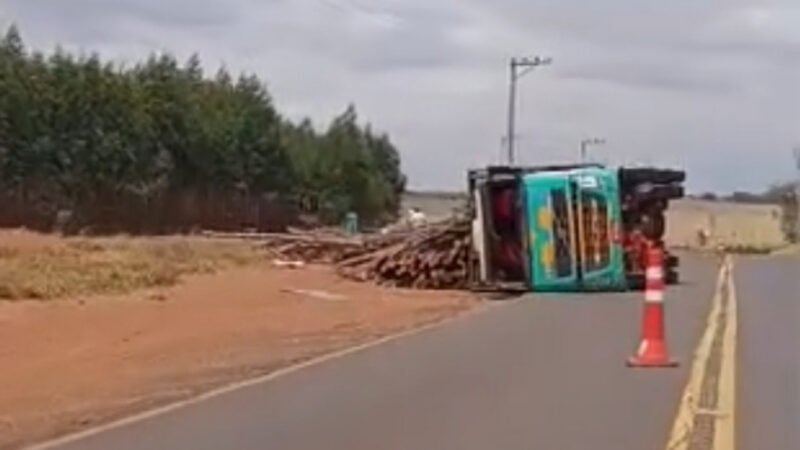 Botucatu: carreta com madeiras tomba em vicinal