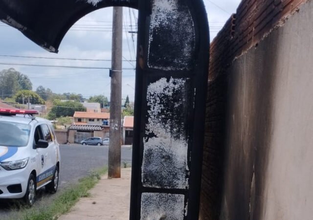 Homem ateia fogo em ponto de ônibus após demissão