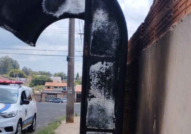 Homem ateia fogo em ponto de ônibus após demissão
