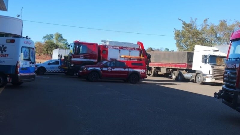 Pedestre atropelado e morto por caminhão em posto de combustíveis