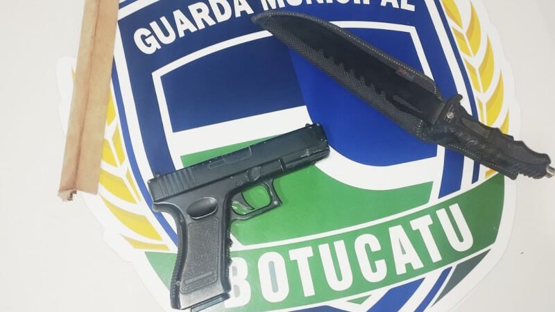Homem autuado por ameaçar a companheira com simulacro de arma de fogo