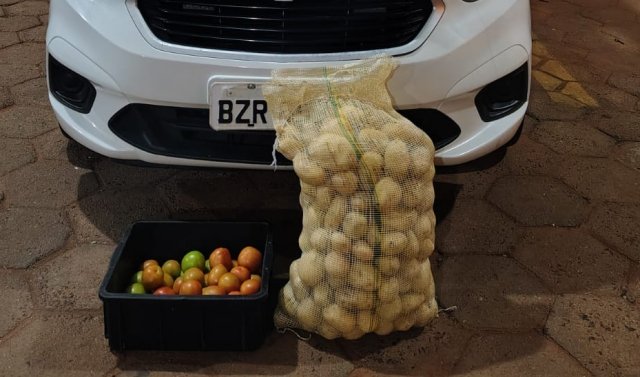 Dupla furta marmitaria e tenta trocar alimentos por drogas