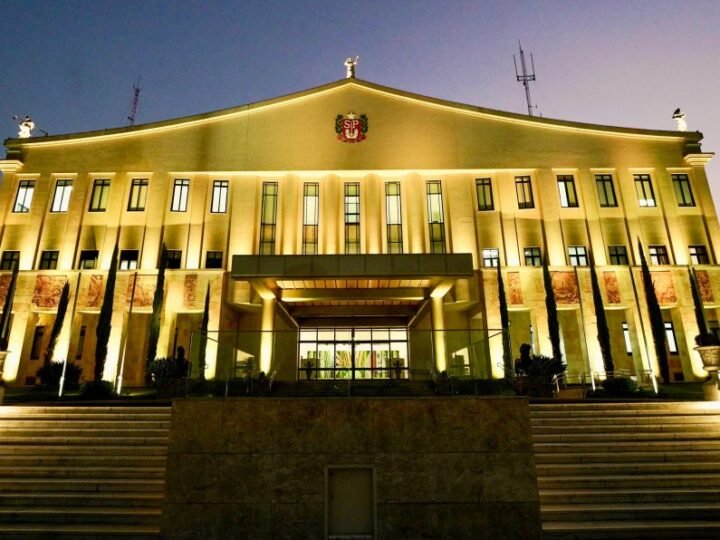 Governo de SP extingue mais de 67 mil cargos