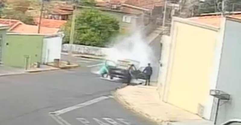 Botucatu: caminhonete pega fogo enquanto trafegava por rua