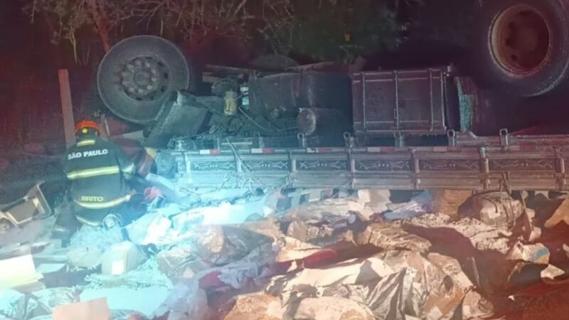 Carreta com 1 tonelada de maconha tomba e motorista morre