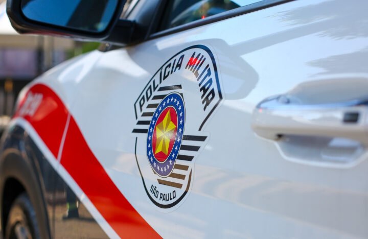 Homem é preso após tentar agredir policiais durante fiscalização de trânsito