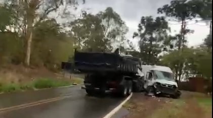 Caminhão e furgão colidem em vicinal que liga Botucatu a Pardinho