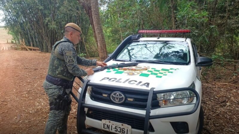 Dupla autuada por caça ilegal e maus-tratos a cães