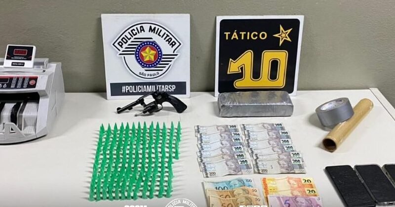 PM apreende armas e drogas em casa usada pelo tráfico