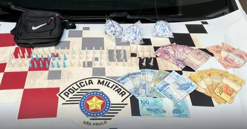 Traficante arremessa pochete com drogas para evitar flagrante