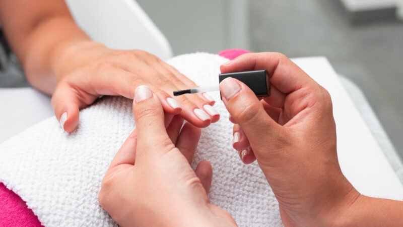 Anvisa proíbe substâncias utilizadas em unhas em gel