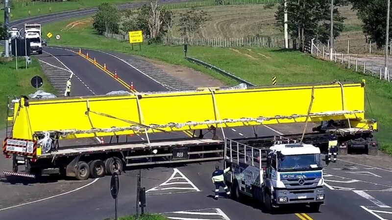 Carreta tenta manobrar e trava próxima à “Serra de Botucatu”