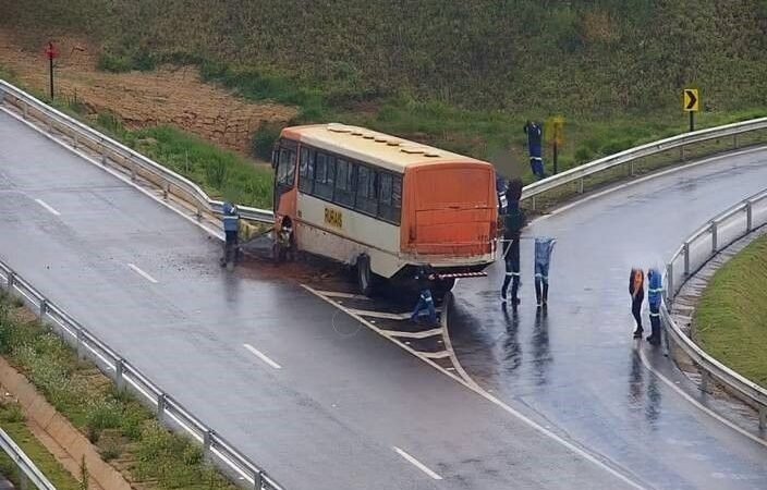 Ônibus colide em defensa metálica na Castelinho