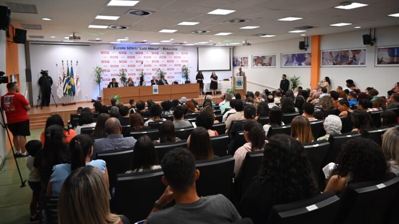 Câmara de Botucatu entrega prêmio aos destaques na educação