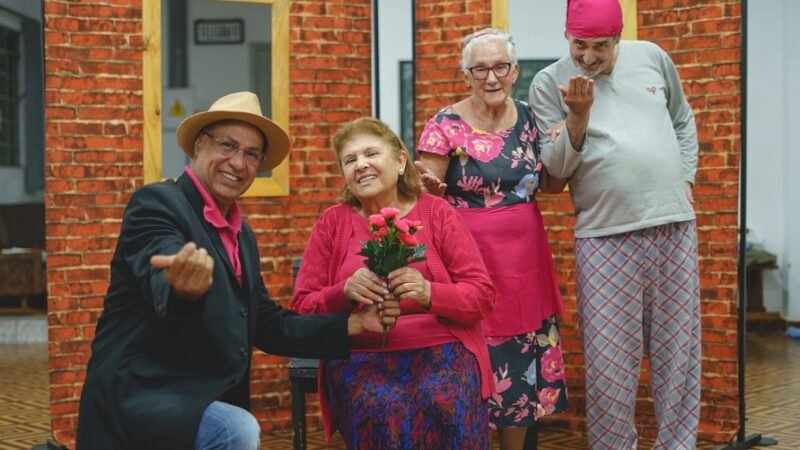 Grupo de Teatro com artistas acima de 60 anos leva espetáculo baseado no folclore a distritos de Botucatu