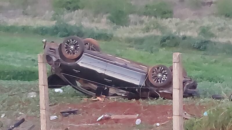 Motorista perde controle de direção e carro capota na Alcides Soares