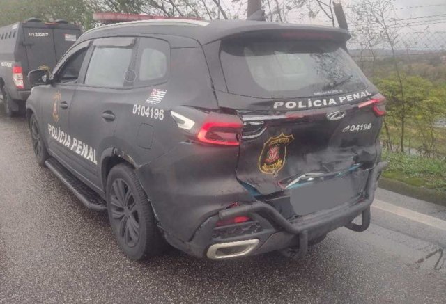 Caminhão atinge viatura policial em pedágio na Castello