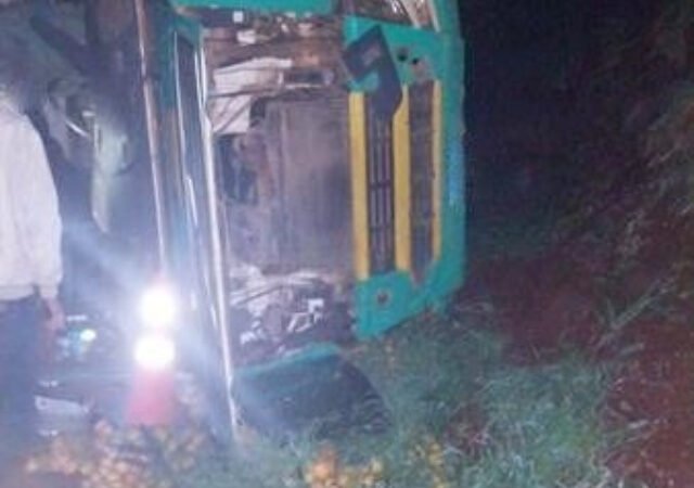 Colisão tomba carreta de laranjas em rodovia da região