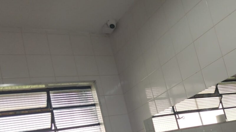 Pais denunciam câmera em banheiro de escola em Botucatu