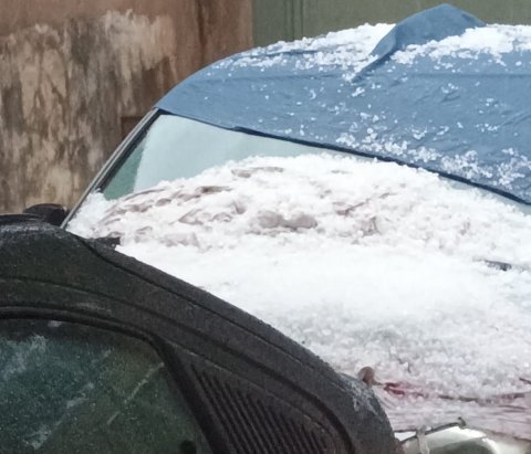 Temporal com granizo provoca estragos na região