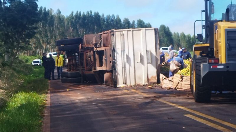 Carreta que transportava laranjas tomba em vicinal