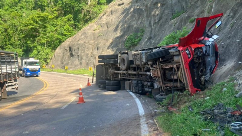 Motorista dorme ao volante e caminhão tomba na Rondon