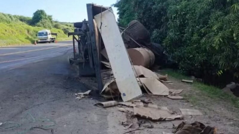 Trabalhadores esmagados por bobinas que caíram de caminhão; motorista estava embriagado e acaba preso