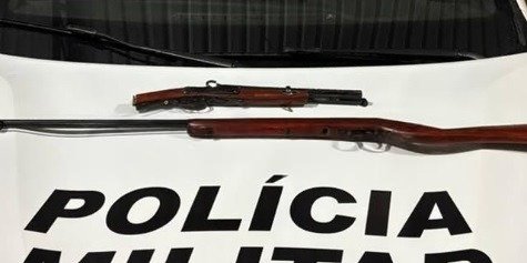 Homem detido por posse ilegal de armas ao ameaçar pai e filho